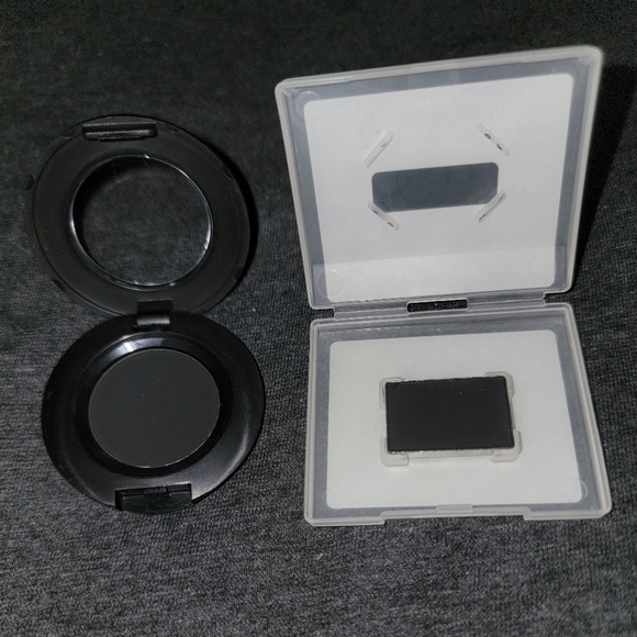 Eye Shadow Set - Set of 2 -  Black/Grey - Sample Size - NEW - Picture 2 of 3